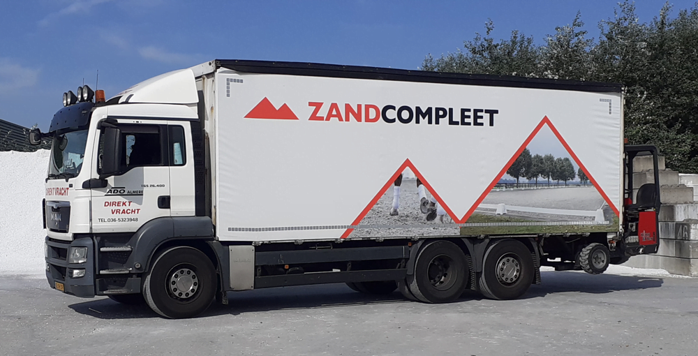 Vrachtwagen zandcompleet